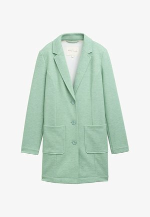 Hele roheline bleiser, mis on valmistatud tekstuursest kangast, kaasneb laudunud krae, kolme nööbiga kinnitamine ja kaks esist taskut.