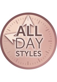 Rundt logo med teksten "ALL DAY STYLES" i fete, mørke bokstaver. Bakgrunnen er i myk rosa med lyse piler og klokkemarkeringer.