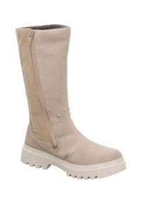 Beige Wildleder-Kniestiefel mit einem seitlichen Reißverschluss, dekorativen silbernen Nieten und einer klobigen weißen Sohle. Glatte Textur mit runder Zehenform.