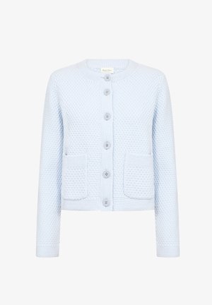 Šviesiai mėlynas megztas kardiganas su tekstūruotu raštu, apvaliu iškirpimu, šešiais mygtukais ir dviem priekinėmis kišenėmis.