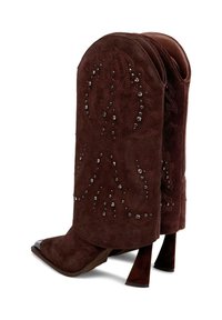 Brązowe zamszowe botki za kostkę z zaokrąglonym brzegiem, ozdobione srebrnymi ćwiekami i wzorzystym deseniem, z metalicznym czubkiem i masywnym obcasem.