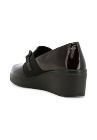 Scarpa con zeppa caratterizzata da una parte superiore in sintetico bordeaux scuro lucido, cinturino elastico e suola in gomma nera con punta arrotondata e leggera elevazione del tacco.