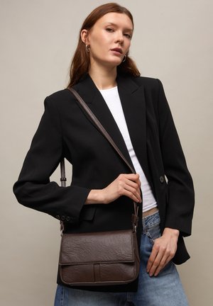 MISAKO KARANFILI - Umhängetasche - brown