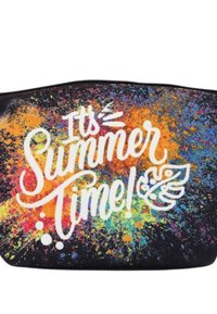 Borsa nera con zip decorata con un motivo a macchie colorate. Presenta del testo bianco che recita "È tempo d'estate!" e un design di foglia decorativo.