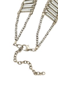 Naszyjnik w srebrnym kolorze z łańcuszkiem z koralików, z prostokątnymi akcentami szklanymi ułożonymi w wzór zygzakowaty. Zawiera zapięcie na klamrę.