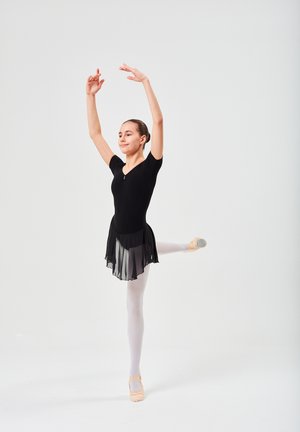 Schwarzer Body mit V-Ausschnitt und kurzen Ärmeln, überlagert von einem durchsichtigen schwarzen Rock. Weiße Strumpfhosen und hellrosa Ballettschuhe.