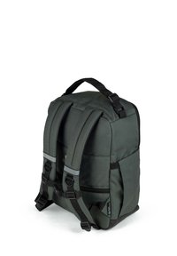 Mochila verde oscuro con correas de hombro acolchadas, acentos reflectantes y compartimentos con cremallera. Fabricada con tejido duradero y un diseño estructurado.
