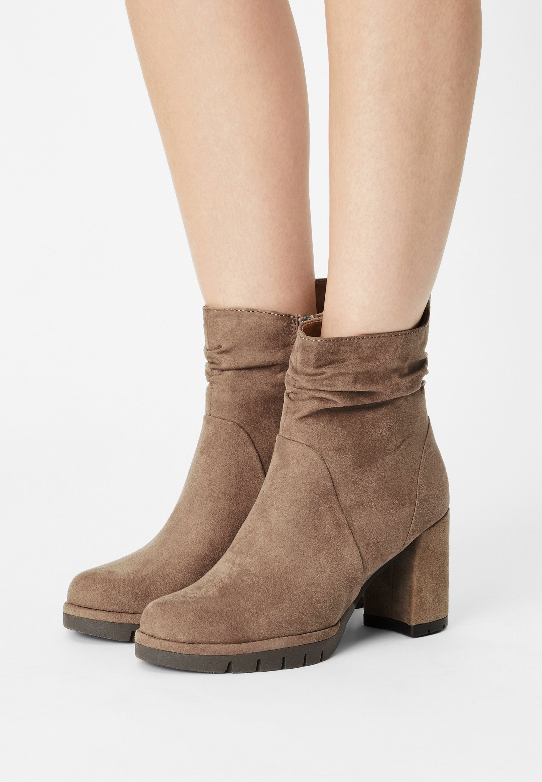 Marco Tozzi Enkellaarsjes met plateauzool - beige - (Pre-owned) - Zalando.nl