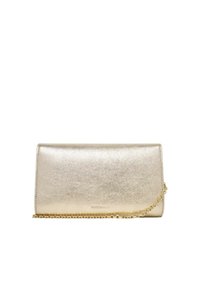 Gouden metalen clutch met een gladde textuur, kettingriem en een overklapbare klep. Voorzien van een merklogo aan de voorkant.