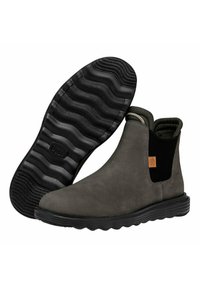 Botas de tobillo de cuero gris con paneles laterales elásticos, parte superior texturizada y una suela de goma negra y estriada. Detalle de marca minimal en naranja.