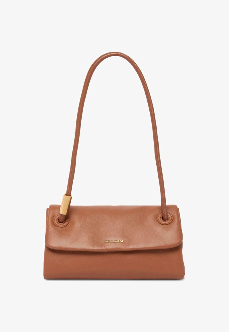 Borsa a tracolla in pelle marrone con una forma strutturata, texture liscia e una lunga e sottile tracolla. Presenta un logo dorato e un design minimalista.