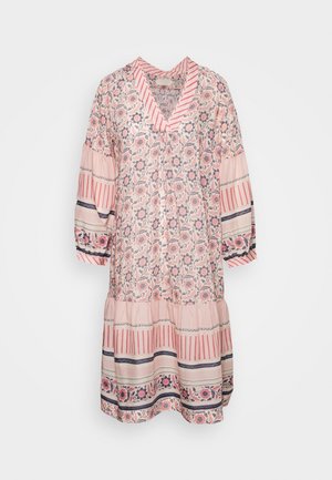 Ein rosa Kleid mit floralem Muster, das einen V-Ausschnitt, drei Viertelärmel und rüschendetails mit gestreiften Akzenten in Navy und Pink aufweist.