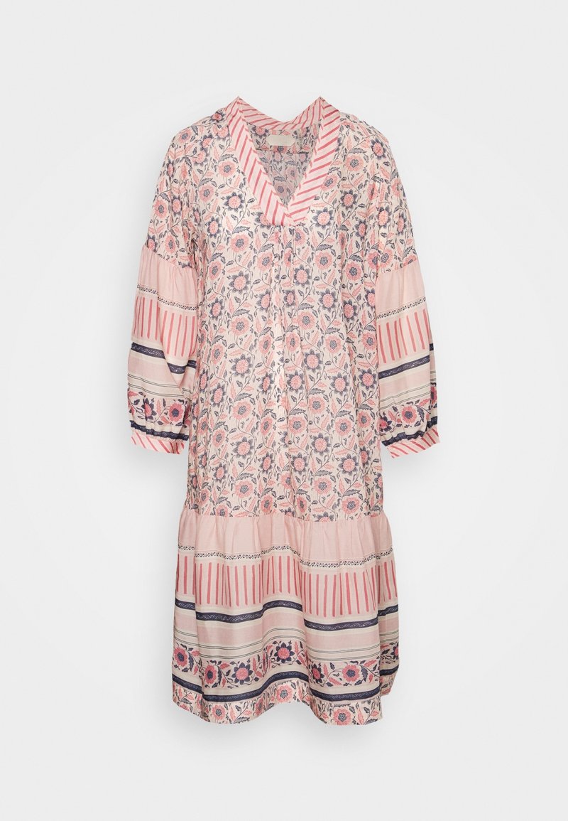 Vestito a fiori rosa, con scollo a V, maniche a tre quarti e strati arricciati con accenti a righe blu navy e rosa.