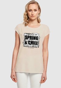 Merchcode SPRING AND CHILL EXTENDED SHOULDER  - T-Shirt print - whitesand
