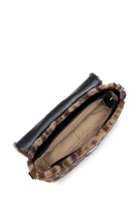 Sac à main en cuir noir avec une bordure en fourrure brune pelucheuse. Fermeture éclair et doublure intérieure beige avec une poche plaquée. Texture douce et forme arrondie.