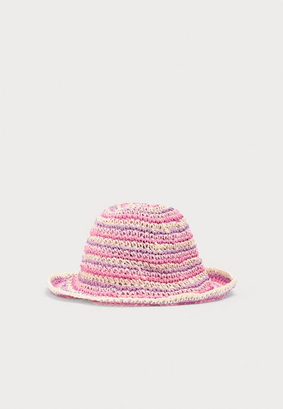 Πλεκτό καπέλο τύπου bucket με εναλλασσόμενες ρίγες σε ροζ, μωβ και κρεμ, το οποίο εμφανίζεται σε λευκό φόντο.