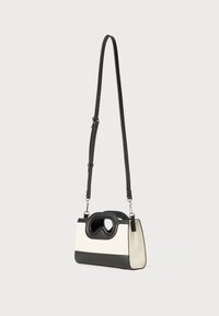 Schwarz-weiße Handtasche mit strukturiertem Design, glatter Textur und einem markanten Ausschnittgriff. Verstellbarer Gurt inklusive.