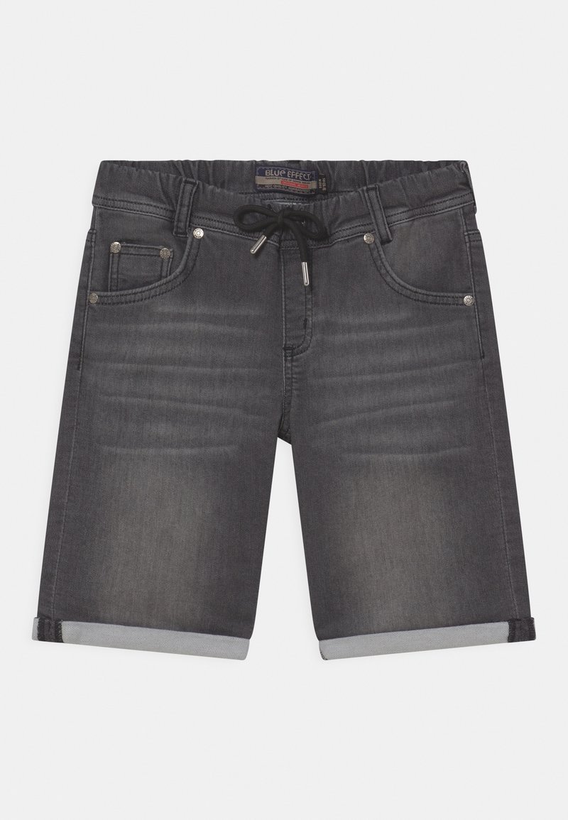 Shorts en denim gris foncé avec des revers, taille élastique, cordon noir, et poches avant avec rivets en métal.