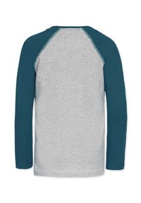 Langærmet skjorte med en lysegrå krop og teal raglanærmer. Har kontrastsyninger, blødt stof og en klassisk rund halsudskæring.