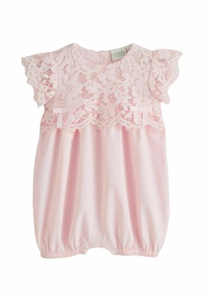 Rosa Baby-Strampler mit Spitze auf der Brust, flatternden Ärmeln, kleinen Schleifen und an den Beinen gesammeltem Gummibund.