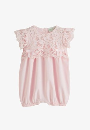 Ružičasti dječji kombinezon s čipkastim premazom na prsima, lepršavim rukavima, malim mašnicama i skupljenim elastičnim rubom na nogavicama.