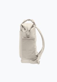 Beige Rucksack mit Roll-Top-Design, Reißverschlussverschluss, Seitenfach und verstellbarem Gurt; aus strapazierfähigem Stoff mit glatter Textur hergestellt.