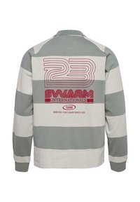 Tricou de rugby cu mâneci lungi, cu dungi orizontale late gri și albe, text roșu și grafice, inclusiv "23 SWARM INTERNATIONALS" pe spate.
