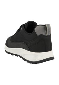 Scarpa sportiva nera con una tomaia sintetica liscia, suola intermedia ammortizzata e suola esterna in gomma testurizzata; include una piccola linguetta sul tallone.