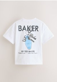 Baltos trumpomis rankovėmis marškinėliai su juodu užrašu „BAKER“, atspausdintu raktu pakabuko grafika, mėlyna etikete ir tekstu „BY TED BAKER“ apačioje.