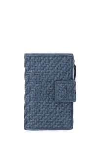 Granatowy portfel z plecionej skóry o fakturowanym wykończeniu, z przednią klapką, zamkiem błyskawicznym i kompaktowym, prostokątnym kształtem.