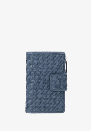 Gewebte Geldbörse aus marineblauem Leder mit strukturierter Oberfläche, ausgestattet mit einer vorderen Klappe, Reißverschluss und kompakter rechteckiger Form.