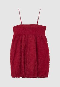 Rotes ärmelloses Cocktailkleid mit Spaghettiträgern und einem strukturierten floralen Rosettenstoffmuster, flach auf einem weißen Hintergrund präsentiert.
