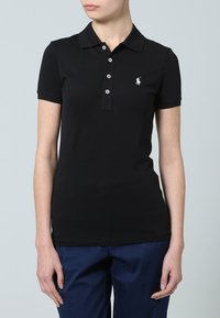 Schwarzes Poloshirt aus Baumwolle mit einer Zwei-Knopf-Leiste, kurzen Ärmeln und einem auf der Brust aufgestickten Logo. Strukturierter Stoff.