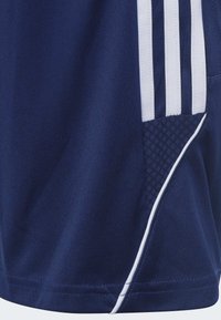 Pantalones cortos deportivos azul marino con acentos blancos, con un panel de malla y tres franjas verticales en el costado para ventilación.