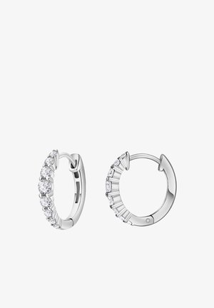 Srebrne kolczyki w kształcie kół z błyszczącymi, przezroczystymi kamieniami osadzonymi w zakrzywionym, częściowym wzorze. Wykonane z polerowanego metalu z bezszwowym mechanizmem zamknięcia.