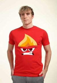 Rød bomulds T-shirt med et tegneserie-flamme design i gul og hvid, med stiliserede øjne og mund for et legesygt udseende.