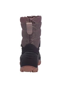 Bottes d'hiver isolées en violet et noir avec un haut rembourré, un textile texturé et une semelle en caoutchouc dotée d'un motif de crampons robuste.