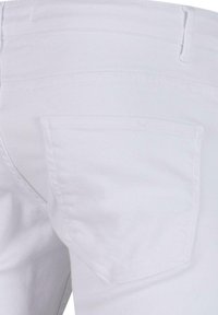 Pantaloni albi din bumbac cu un buzunar la spate, având o textură netedă și cusături curate pe talie și marginile buzunarului.
