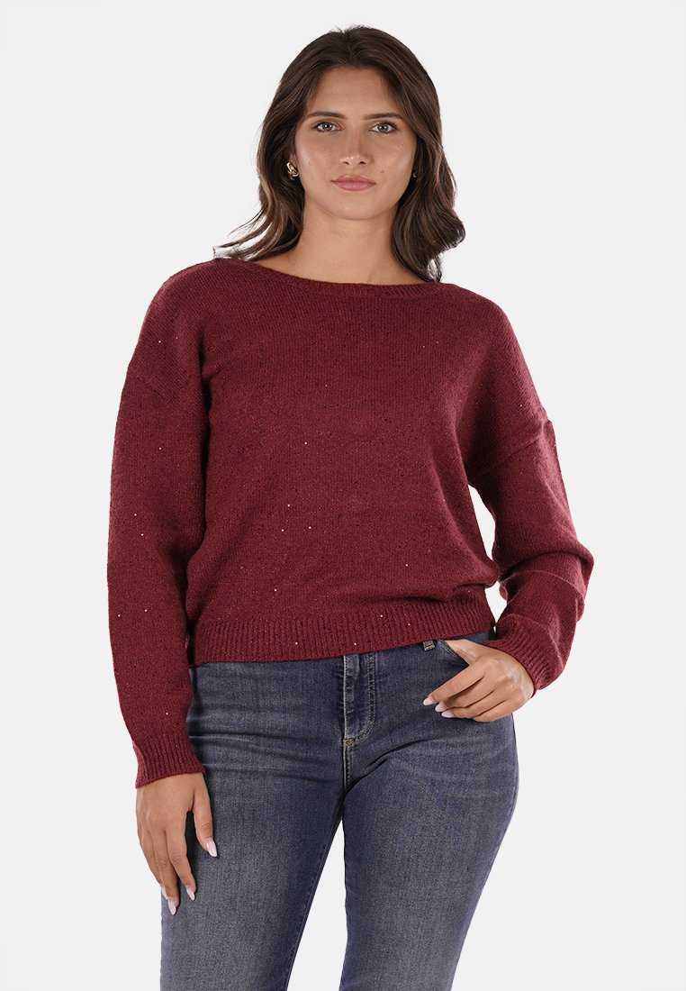 Maglione lavorato a maglia borgogna con scollo ampio, maniche lunghe e vestibilità leggermente accorciata, caratterizzato da dettagli di lucentezza delicata.