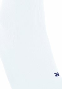 Calze bianche a coste realizzate in un materiale liscio, con un piccolo logo blu scuro nella zona della caviglia. Design semplice, forma snella.