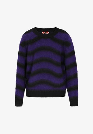 Violeta un melna svītrainā džemperī ar pūkainu tekstūru, aprīkots ar apaļu kaklu un garām piedurknēm. Svītras ir viļņotas un kontrastējošas.