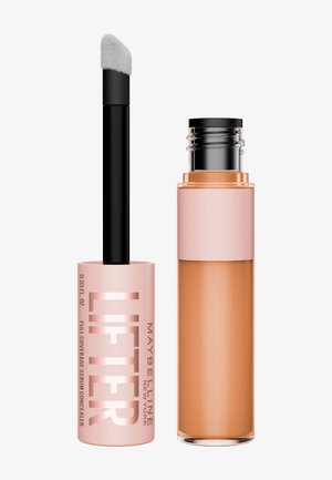 Correcteur sérum à couvrance totale Maybelline Lifter dans un tube cylindrique. Le flacon est rose avec une partie transparente et une embout applicateur noir.