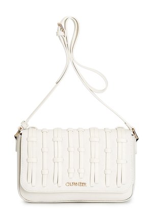 Hvid læder crossbody taske med vævet tekstur, en magnetisk klaplukning og en justerbar rem. Guld logoaccent på forsiden.