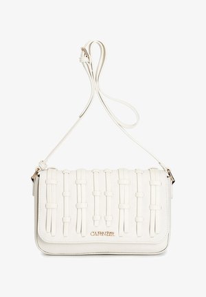 Hedvábná bílá křížová taška z kůže s tkanou texturou, magnetickým uzávěrem a nastavitelným popruhem. Zlatý logový akcent na přední straně.