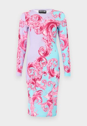 Robe moulante à manches longues avec panneaux violet et bleu, ornée de motifs tourbillonnants roses vifs.