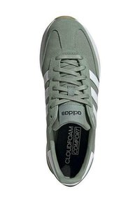 Zielone tekstylne sneakersy z białymi paskami, okrągłym noskiem, płaską gumową podeszwą i etykietą "Cloudfoam Comfort" na wkładce.