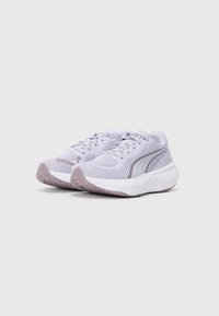 Baskets de course en maille violet clair avec des semelles intermédiaires blanches, des accents gris et des semelles épaisses rembourrées, présentées en vue latérale et de face sur un fond blanc.