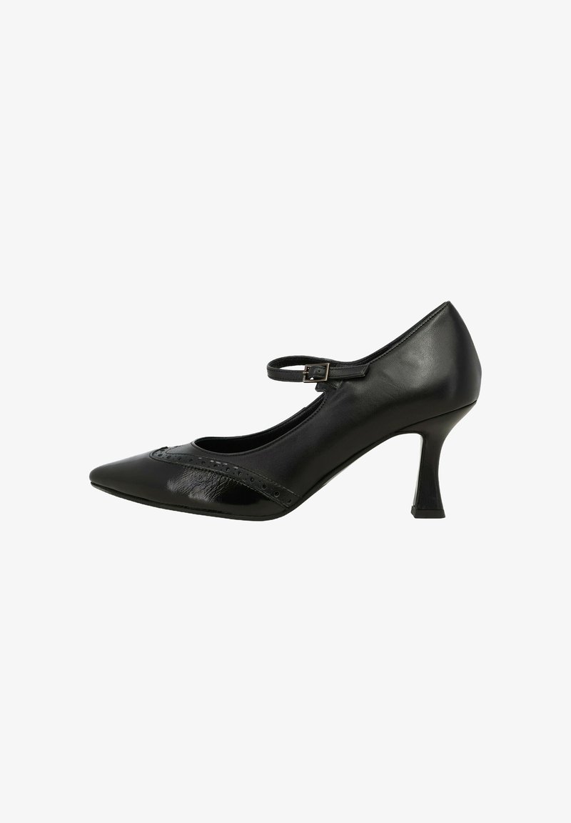 Scarpa nera con tacco alto, punta affilata e cinturino alla caviglia, dotata di una tomaia in pelle liscia e perforazioni decorative sul collo del piede.