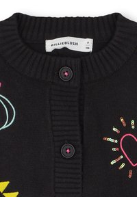 Czarny dziergany kardigan z prążkowanym kołnierzem, dwoma czarnymi guzikami i kolorowymi haftami, w tym sercami i abstrakcyjnymi kształtami.