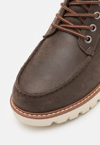 TOMS PALOMAR - Botines con cordones - dark brown